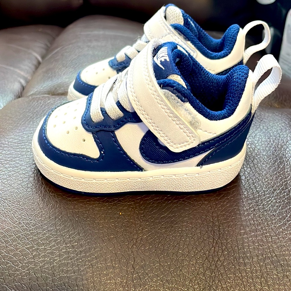 Infant Nike shoes. Navy Blue/White size 2c